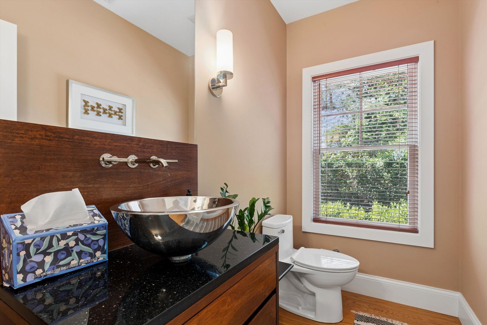  Powder room.
