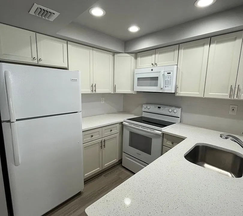 752 Executive Center Dr #28-11-28