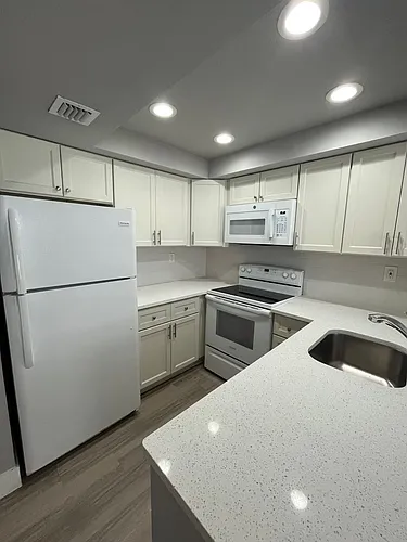 752 Executive Center Dr #28-11-28 Photo 1 752 Executive Center Dr #28-11-28 Photo 1