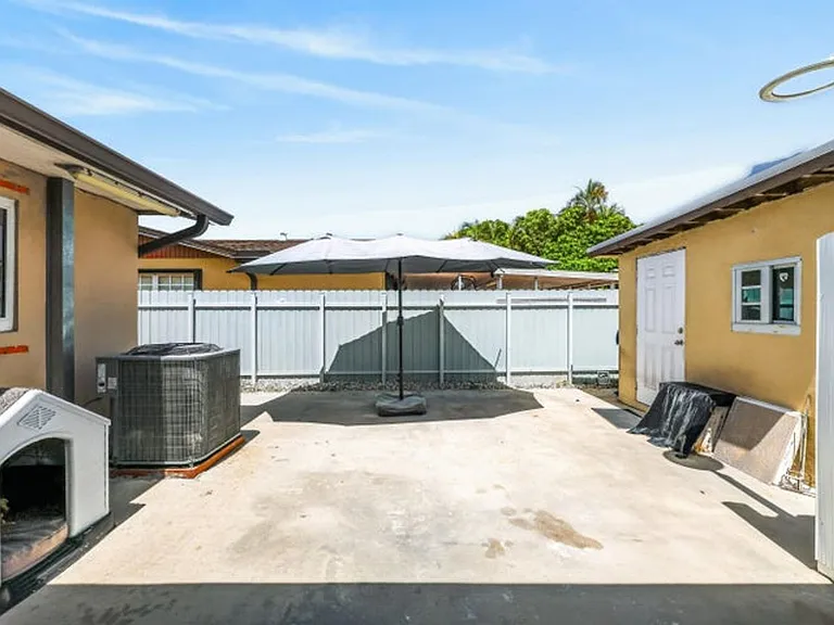10363 SW 6th St — Photo 9