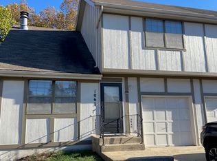 1063 E Huntington Cir, Olathe, KS 66061