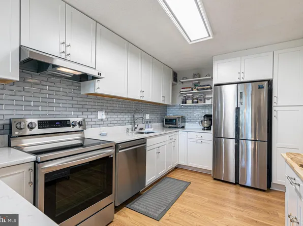 203 Yoakum Pkwy APT 218, Alexandria, VA 22304