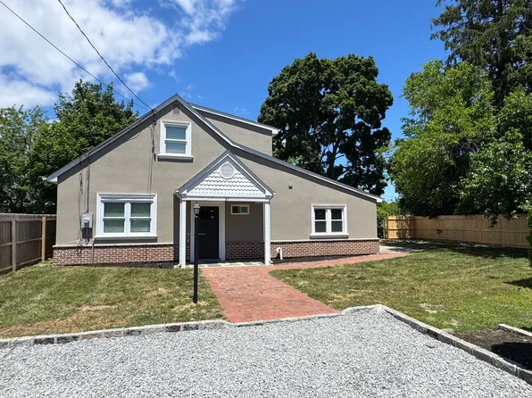 37 Bergen Pl, Port Jefferson Station, NY 11776
