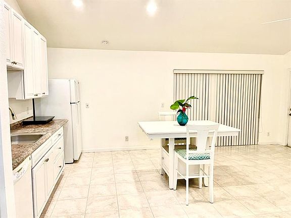 4th image of 225 Royal Ct #B