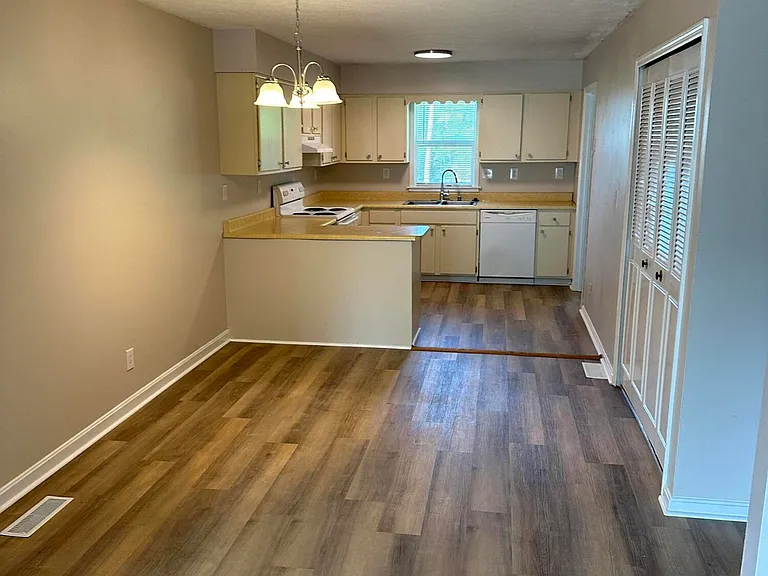 788 Ridgeview Dr — Photo 2