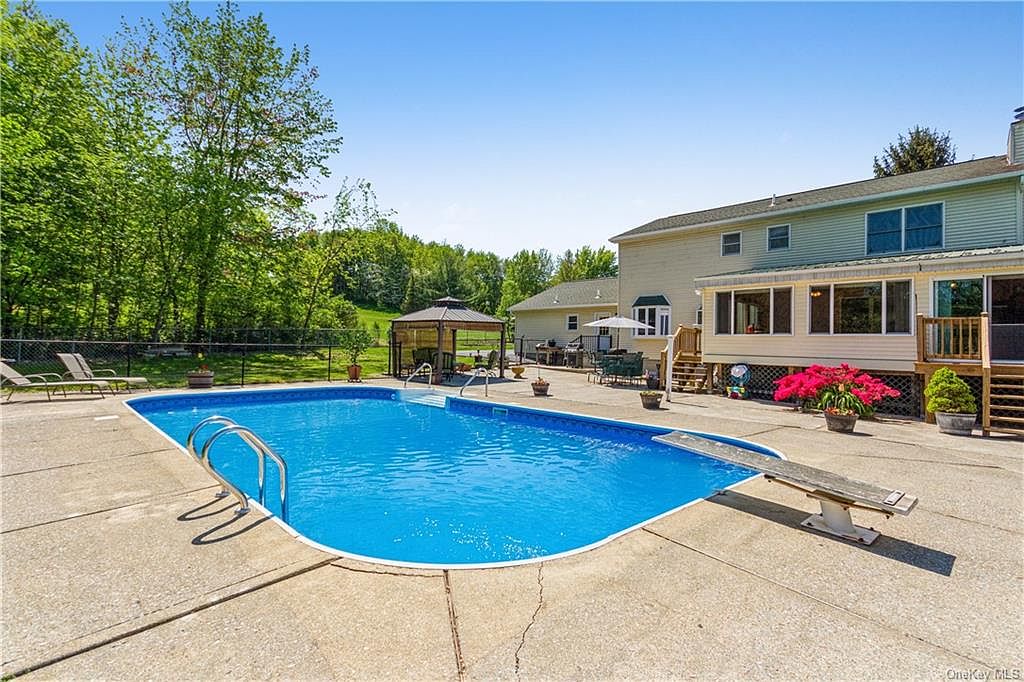 15 Rolling Green Lane, Wappingers Falls, NY 12590 Zillow