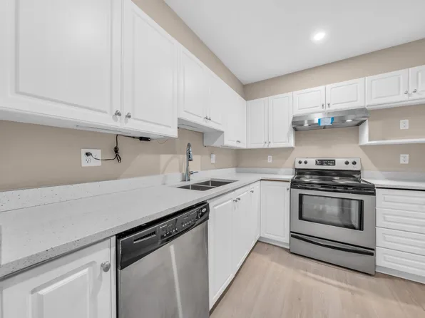 515 Whiting Way #107, Coquitlam, BC V3J 7W9