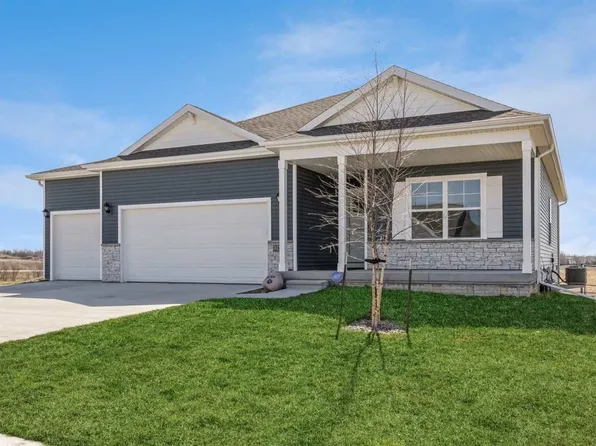 2825 Prairielight Dr, Hiawatha, IA 52233