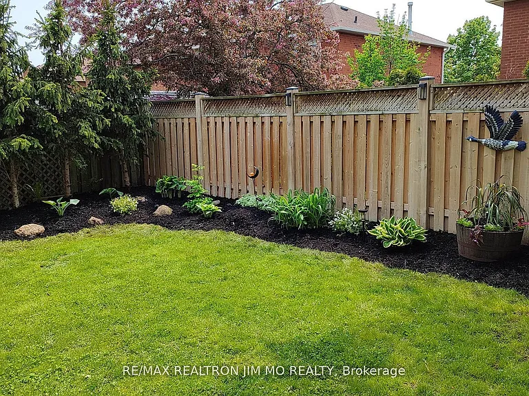 60 Silverbirch Pl — Photo 28