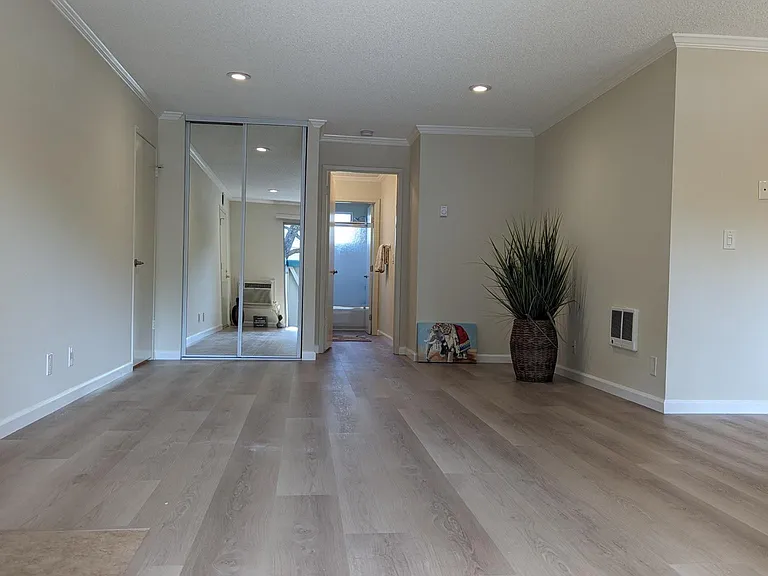 Live Oak Apartments — Photo 12