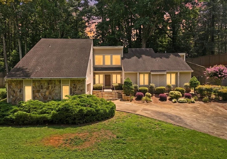 1st image of 26 Latimer Ln NE