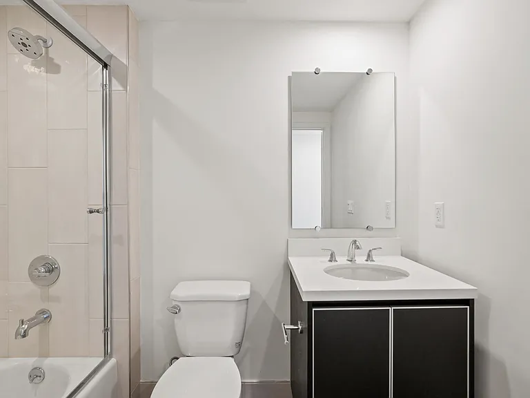 Bathroom with Shower Bath with Glass Door