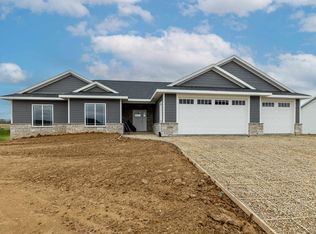 8213 Ginger Dr, Peosta, IA 52068