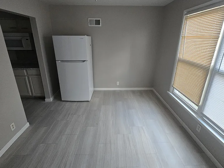 4238 California Ave — Photo 2