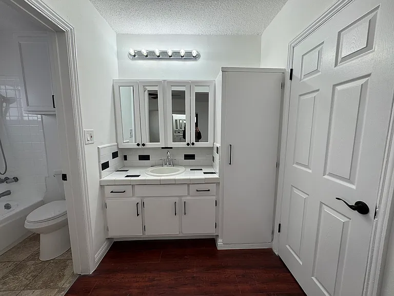 Hollyking Apartments — Photo 43