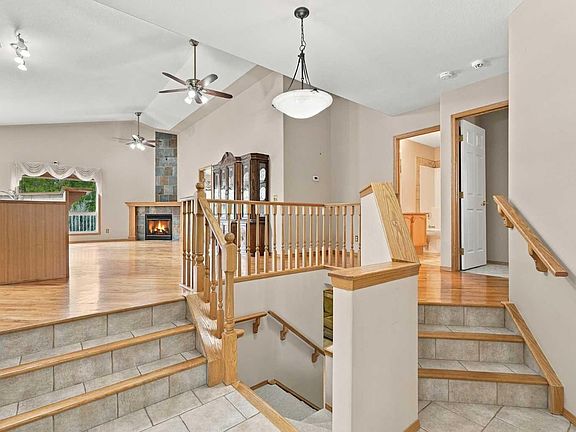 5th image of 407 Lineham Acres Bay NW
