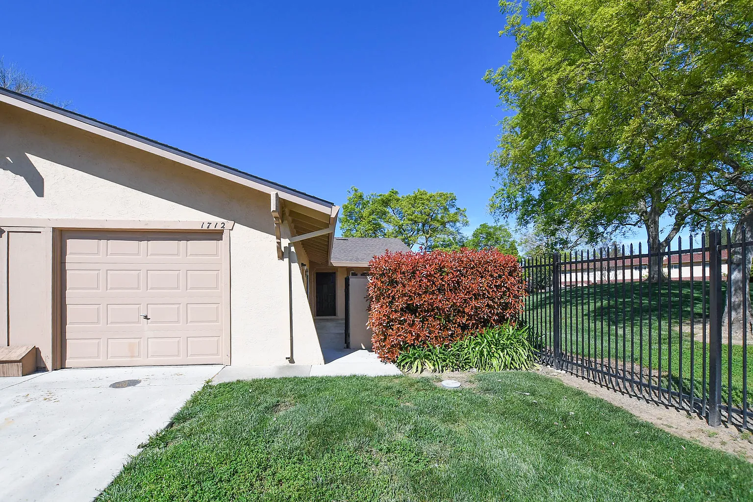 1712 W Miramonte Dr photo 1