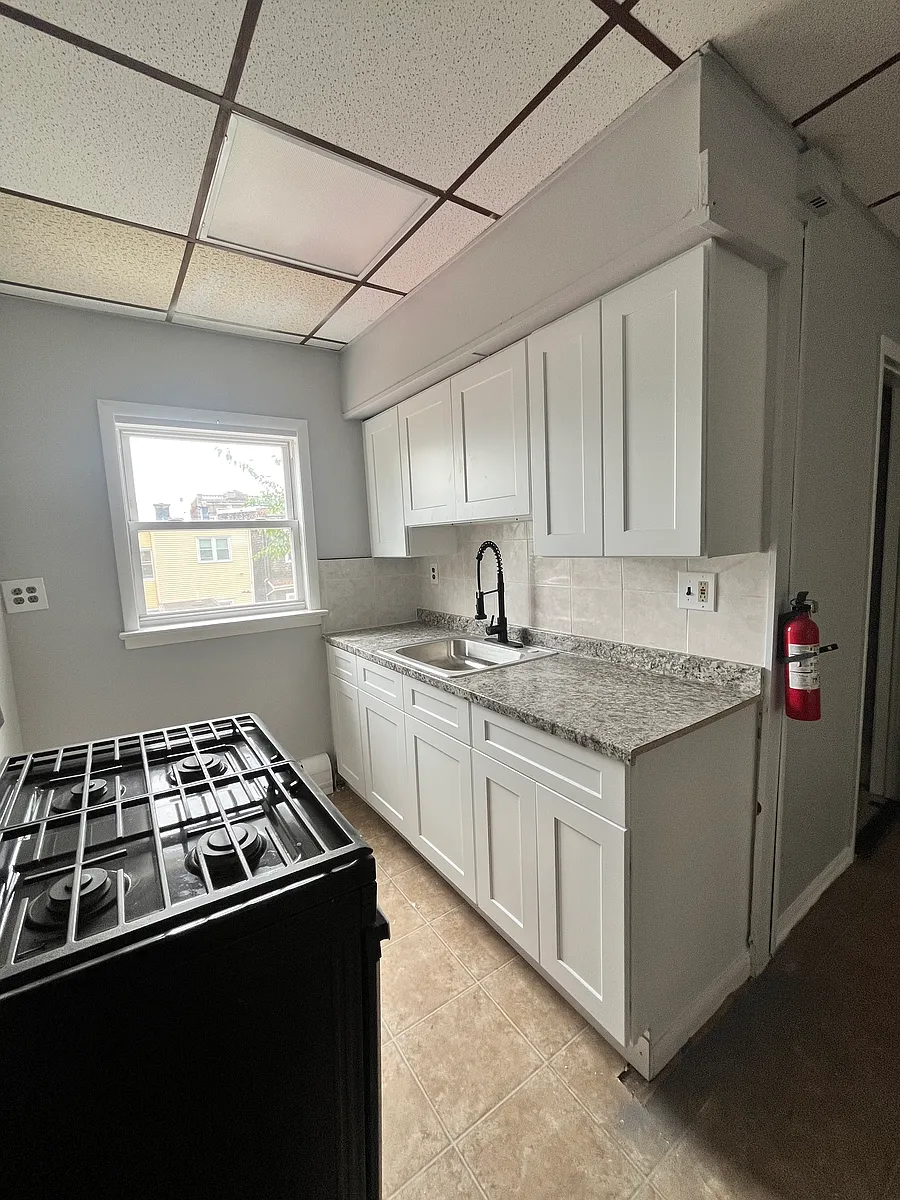 Building Photo - 75 Broadway #2L