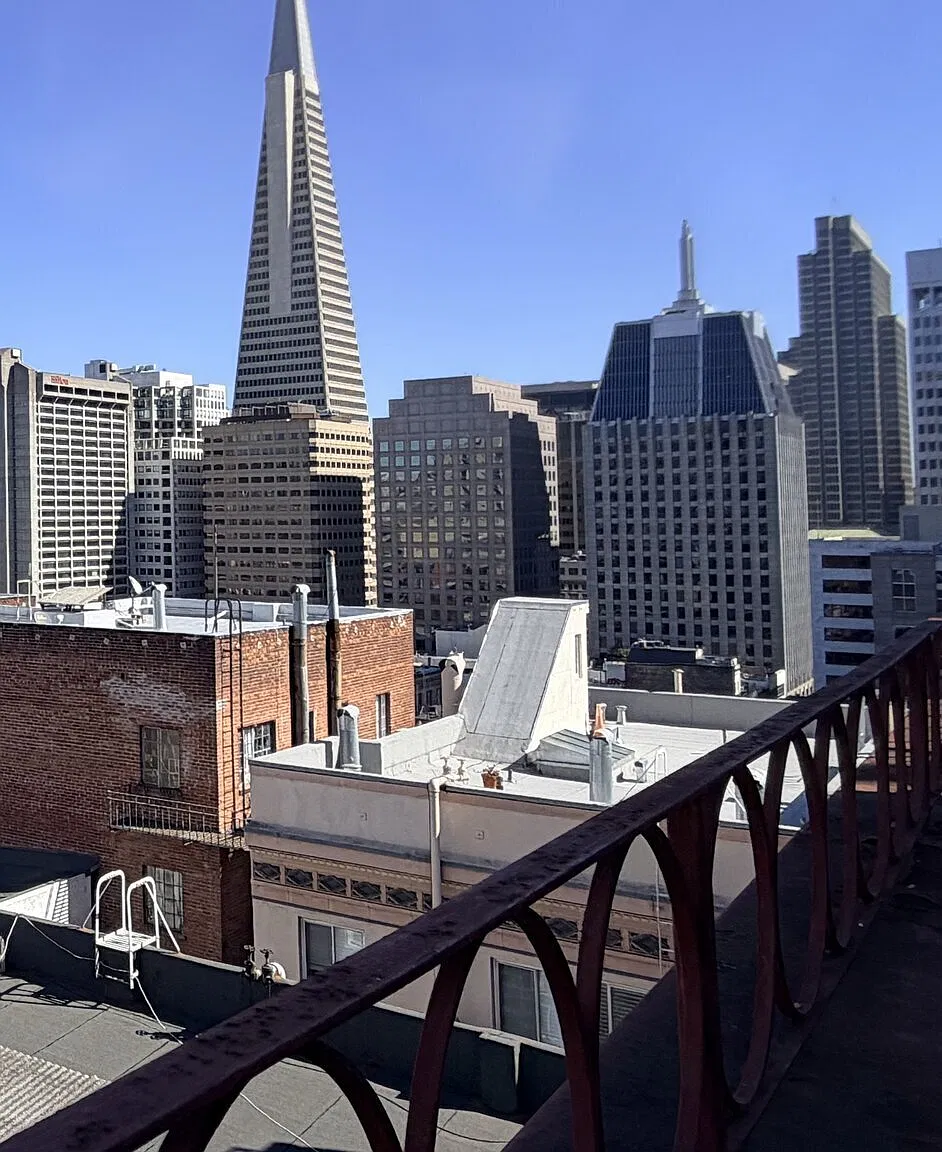 Top Floor With Unobstructed Views And Private Balcony — Photo 2