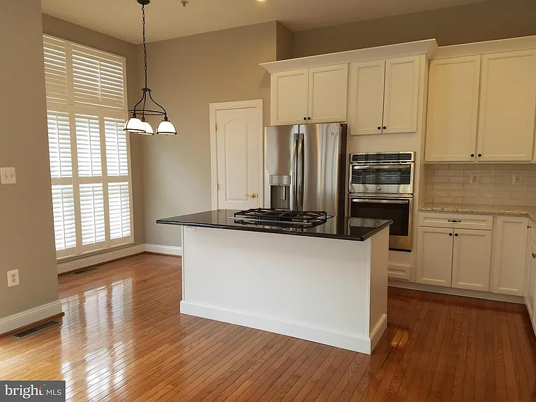 1619 Seneca Ave — Photo 10