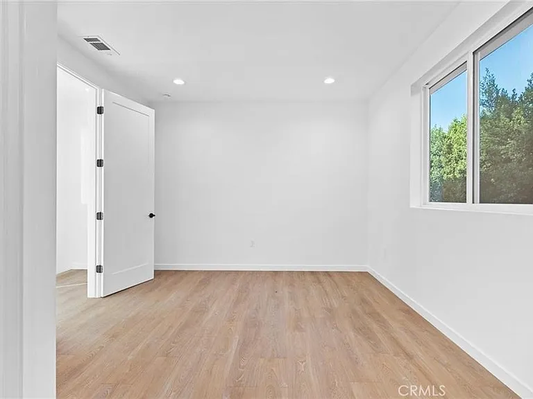 6846 Cedros Ave — Photo 17