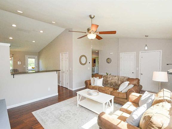 4th image of 639 Weeping Willow Ln