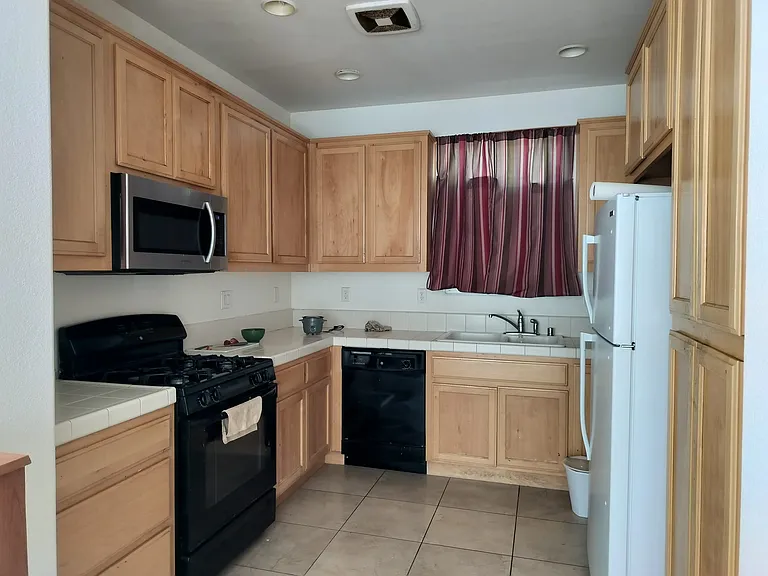 828 Bronze Ln — Photo 2