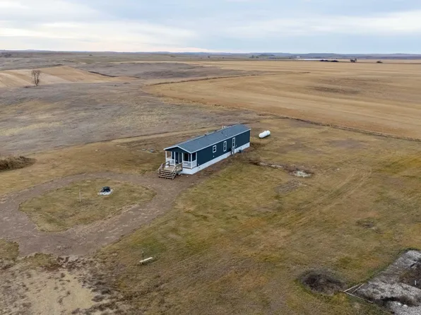 6812 W Schatz Dr, Elgin, ND 58533