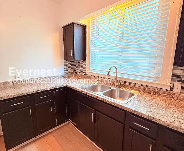 5236 S Clarendon St — Photo 4