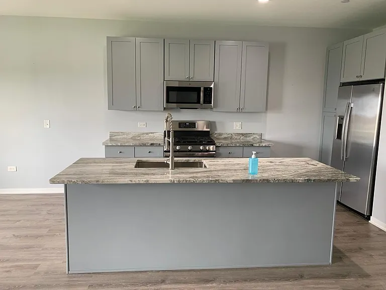 906 Gillespie Ln — Photo 4