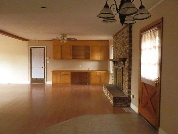 5th image of 708 Sandalwood Ln