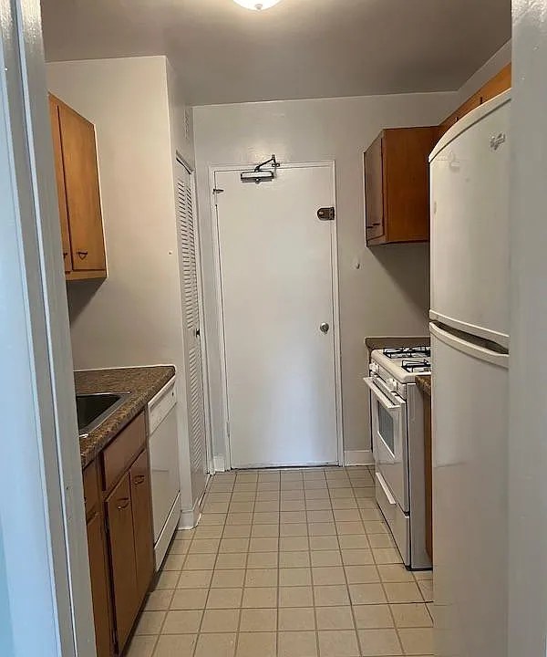 1830 Columbia Pike #301