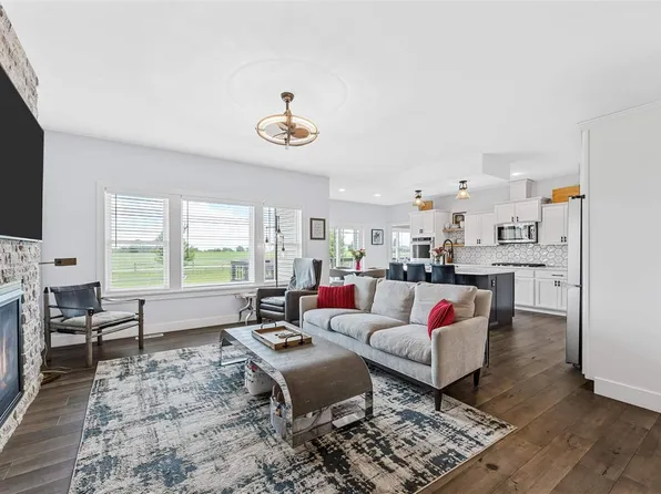 635 Deer Ridge Dr, Atkins, IA 52206