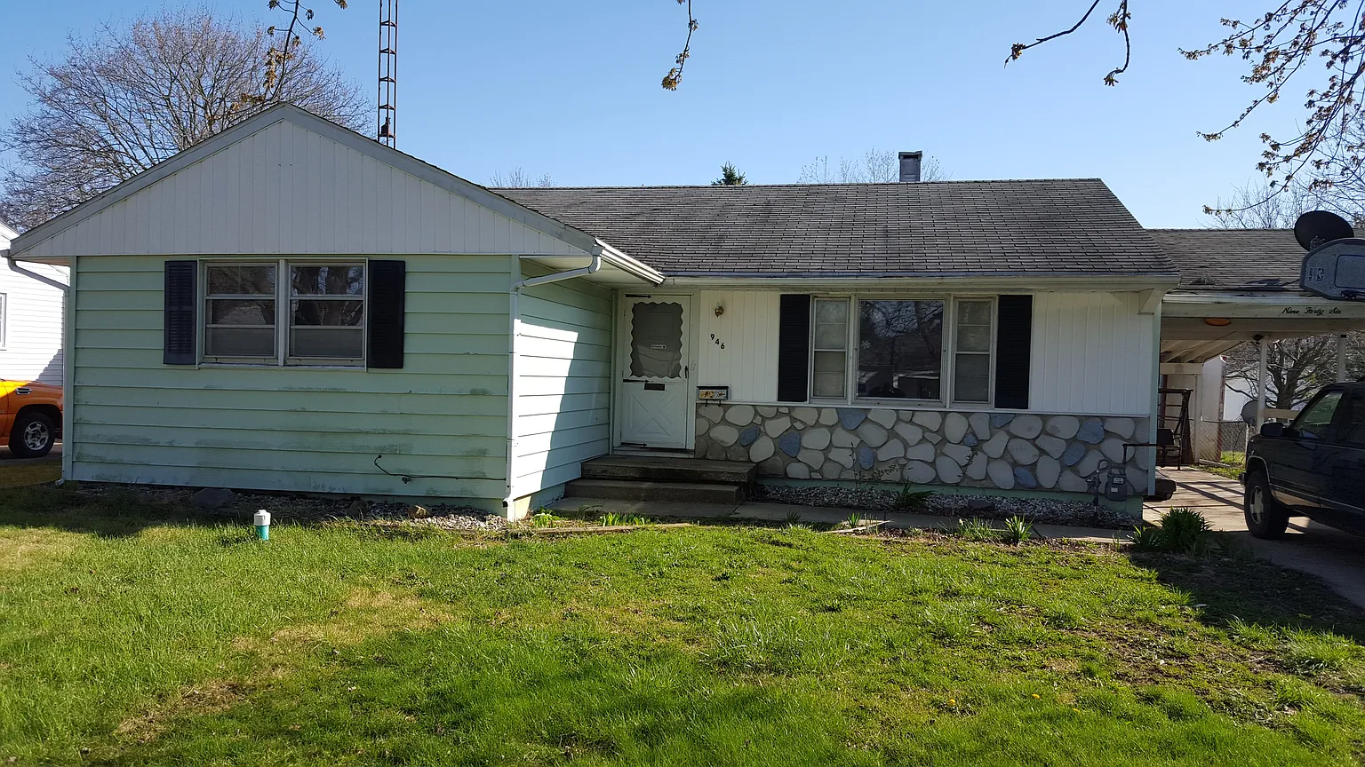946 Rosewood Dr photo 1