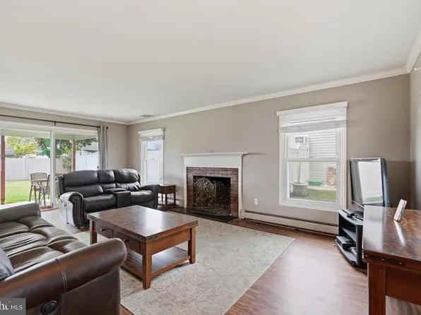 94 Terrace Rd, Levittown, PA 19056