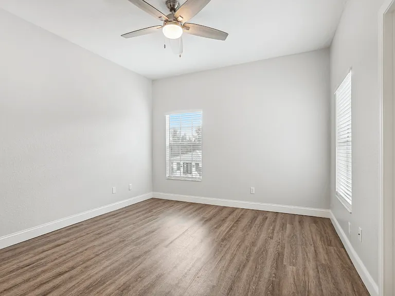 Waters Edge Apartments — Photo 14