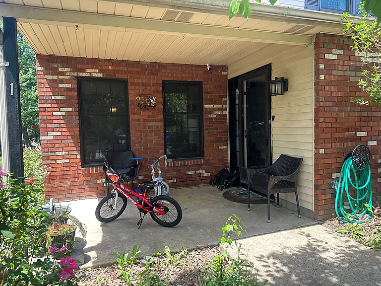 1 Walton Ct — Photo 2