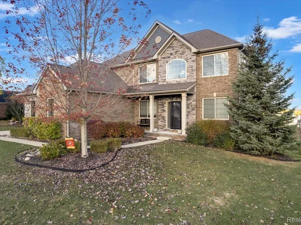 496 Overlook Dr, Oxford, MI 48371
