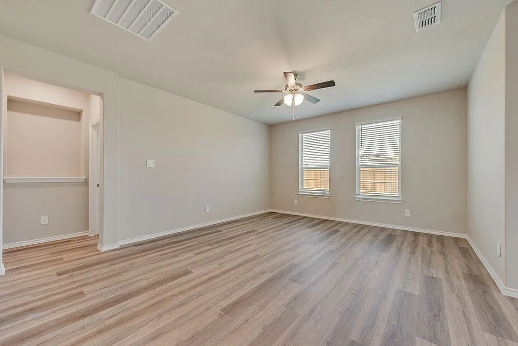 4 bed, 3.5 bath, 2900 sqft, $2,995 — Photo 4