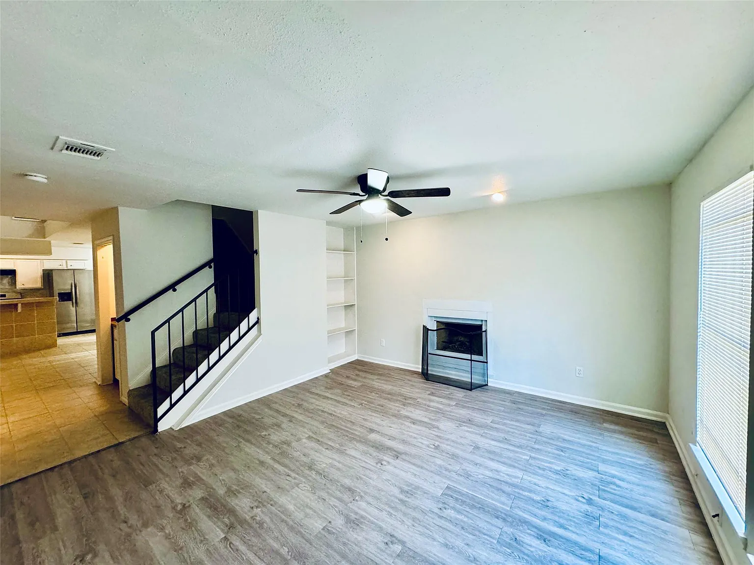 2 bed, 2.5 bath, 1721 sqft, $1,300 — Photo 2