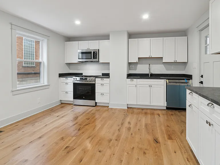 317 James St — Photo 6