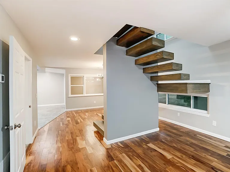 114 E Corry St — Photo 9
