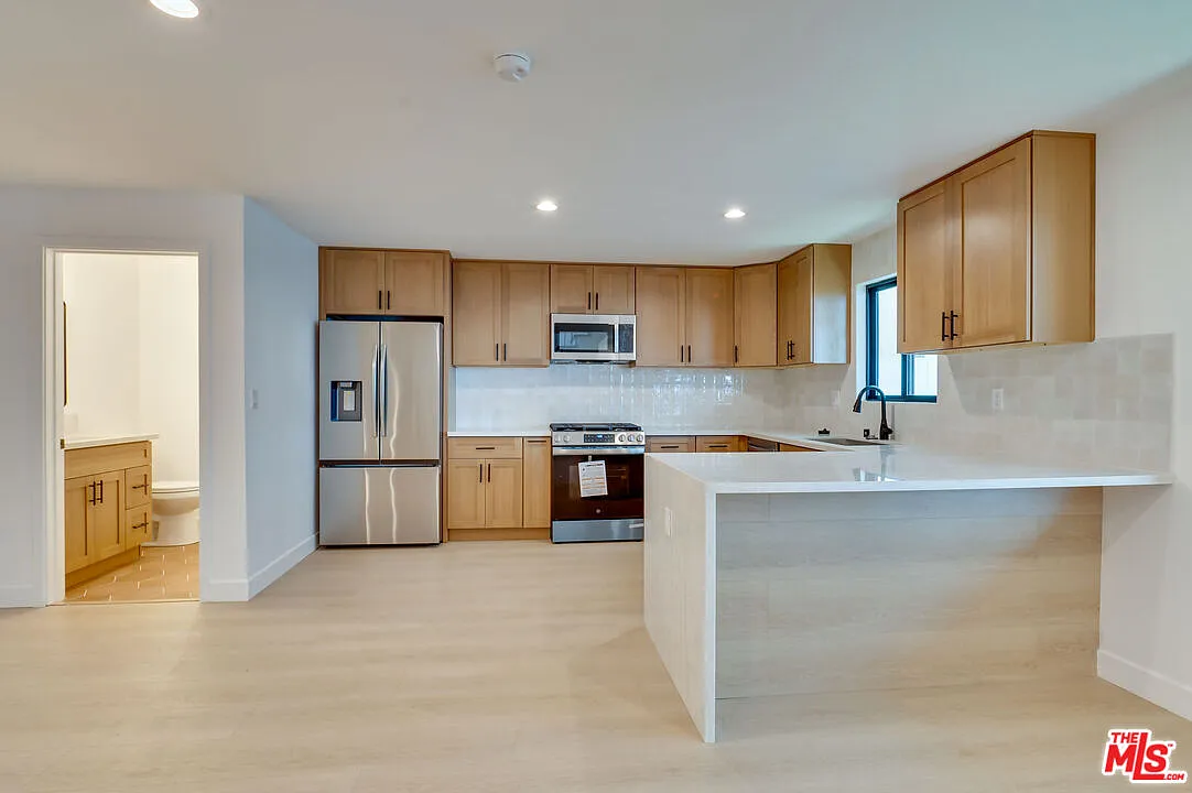1 bed, 1.5 bath, 1000 sqft, $4,950 — Photo 4