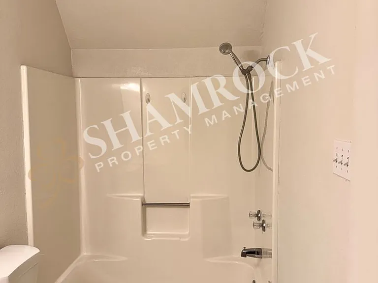 712 N Crooked Creek Rd — Photo 17