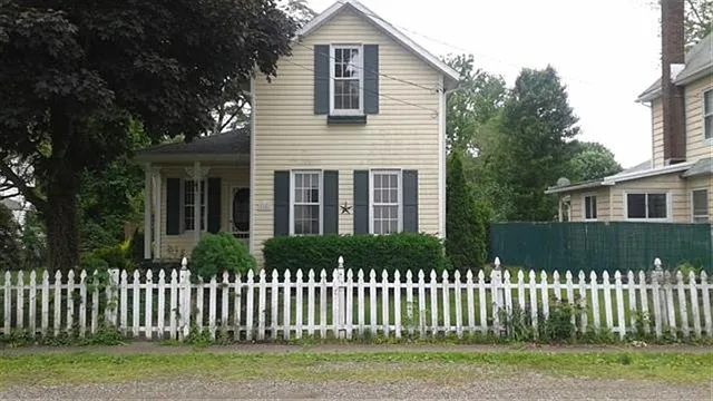 2606 South St photo 1