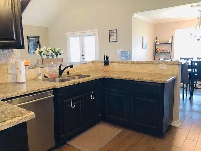 3 bed, 1614 sqft, $2,100 — Photo 4