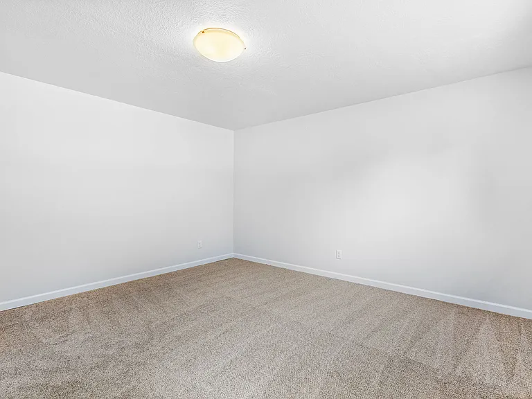 518 NE Dallas Dr — Photo 11