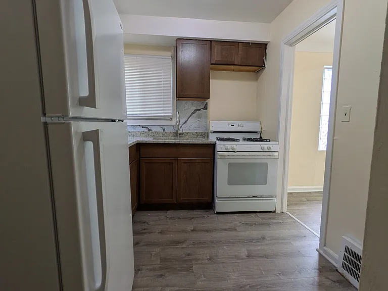 7414 Vaughan St — Photo 11