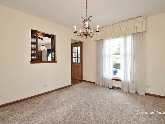 4th image of 902 W Noyes St