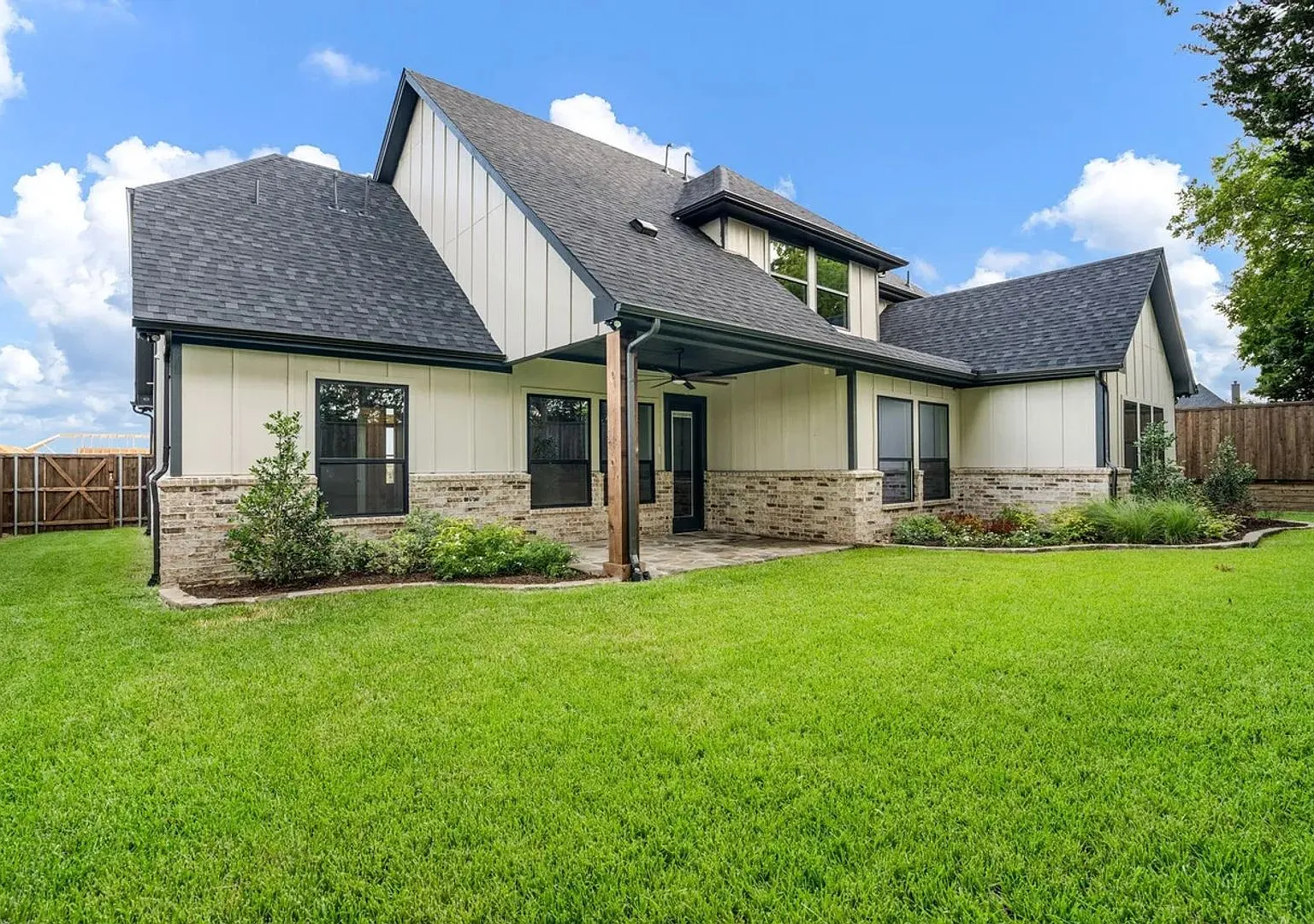 Beautiful & Comfy 4BR/2.5BA Home Sherman, TX (DFW Area) — Photo 2